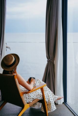 One person, one sea, one day, staying at a homestay above Erhai Lake in Shuanglang