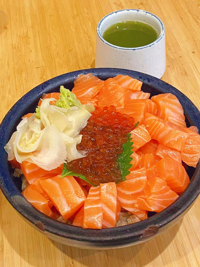 三文魚肉比飯還多‼️廚師今天心情好好哇❣️