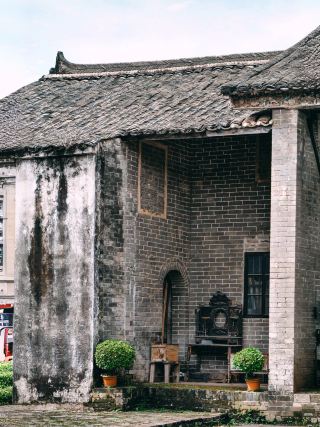 The Secret of Longwu Manor: A Legendary Story Passed Down for a Century