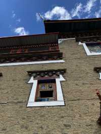 甲根垻的美，已是網絡廣為流傳的存在，而在甲根垻遇見饒崗嶺民宿夫妻更是美好的意外，濃醇香的酥油茶讓我一