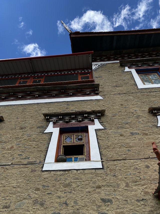 甲根垻的美，已是網絡廣為流傳的存在，而在甲根垻遇見饒崗嶺民宿夫妻更是美好的意外，濃醇香的酥油茶讓我一