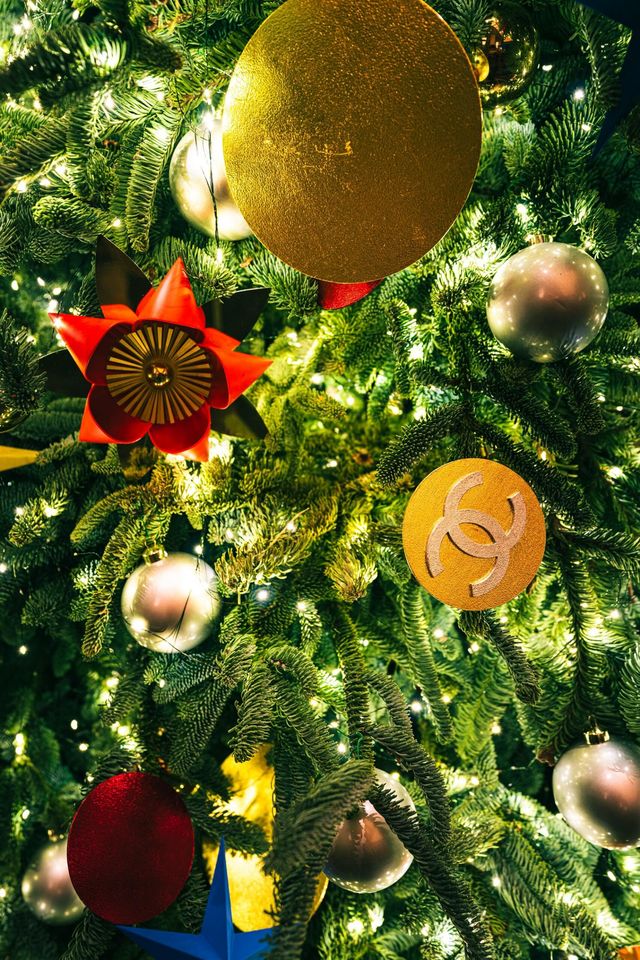 魔都外灘半島酒店超大聖誕樹已就位 魔都外灘半島酒店超大聖誕樹已就位