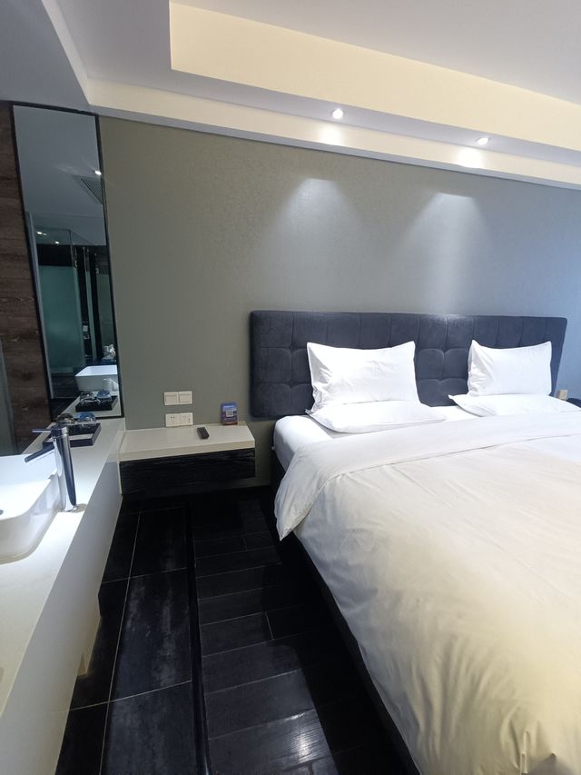 瀋陽出差偶遇的溫柔，藏在豪澤與莫子山的秋裡