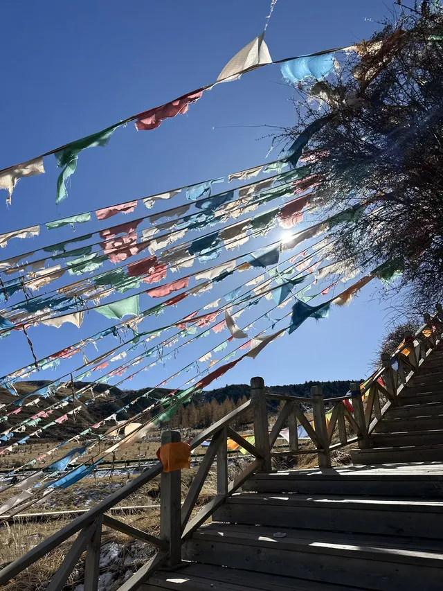 初冬的馬蹄寺，遠山微雪，不慌不忙爬樓去