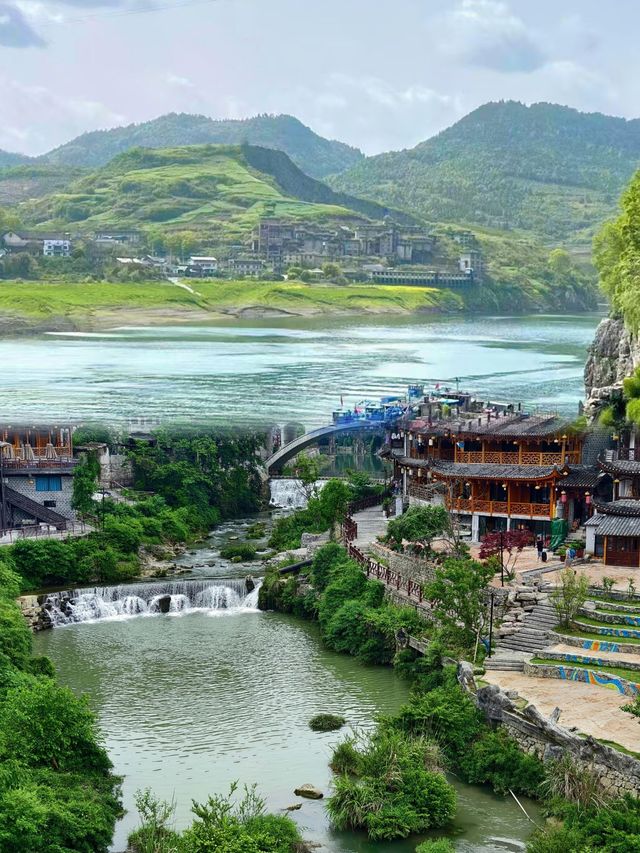 瀑布上的千年古鎮，吊腳樓裡夢如畫
