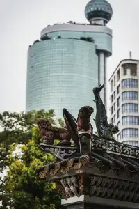 坐在祖廟的紅牆下，我拍到了佛山的魂。