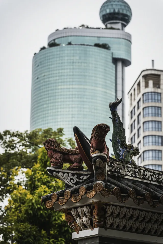 坐在祖廟的紅牆下，我拍到了佛山的魂。