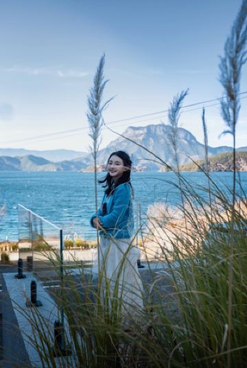 การใช้ชีวิตอยู่บนผืนน้ำที่เปรียบเสมือนหมอนนุ่มๆ ริมทะเลสาบ คือภาพลักษณ์ของการพักผ่อนในทะเลสาบหลี่กูที่ควรจะเป็น