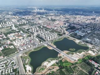 ทะเลสาบเทียมแห่งใหม่ที่กำลังได้รับความนิยมในเมืองอู๋หยาง มณฑลเหอหนาน ปัจจุบันเปิดให้เด็กๆ เดินเล่นและถ่ายรูปได้ฟรี!