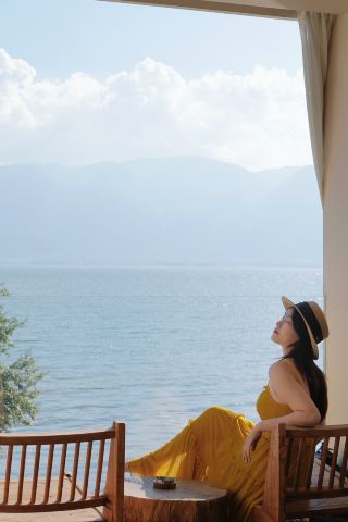 In the ancient and beautiful scenery, encounter pristine nature, sit amidst the mountains and water.