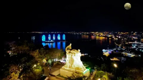 Mid-Autumn Night in Hainan: 6 Moon-Viewing Spots from Old Streets to Rainforests — traveler post in Ding'an