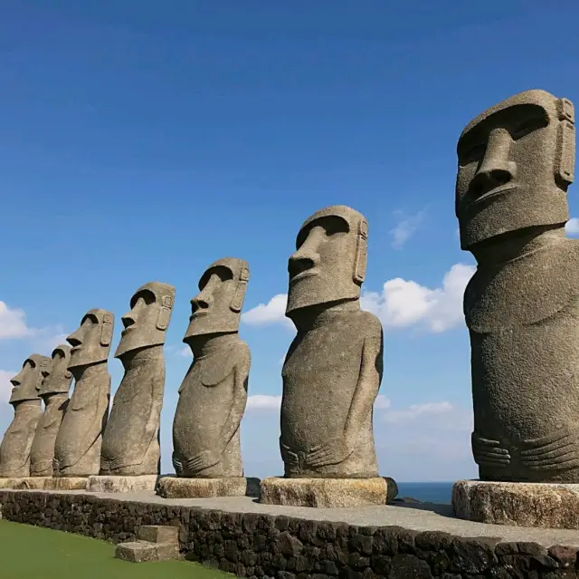 宮崎海岸上的復活島摩艾巨石像