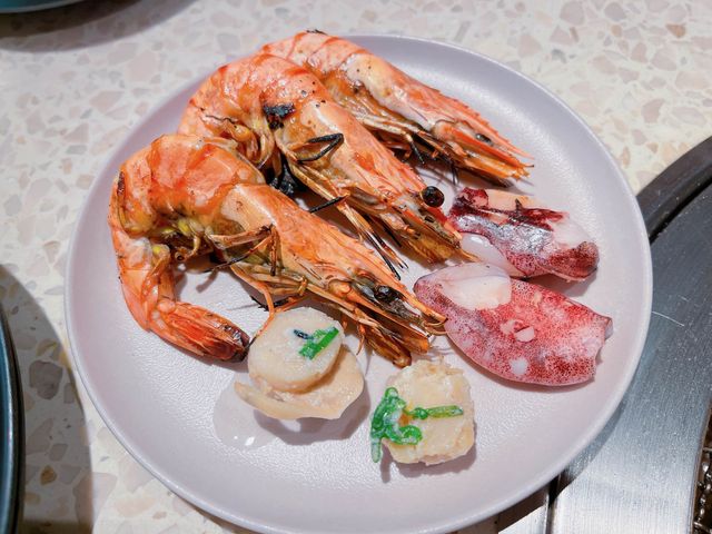 大量和牛、海鮮、小食及甜品任點任食，食物種類夠晒多元化，性價比極高，值得一試~