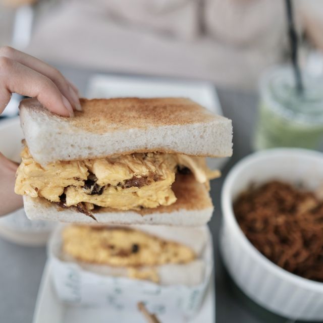  新店速遞 半露天Cafe🥪 爆餡豆豉鯪魚三文治試過未？