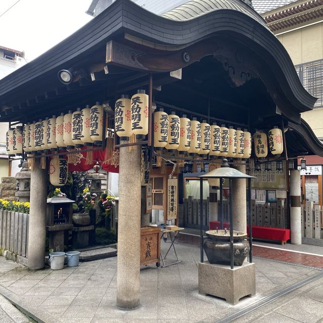 大阪お参りスポット！法善寺の水掛不動尊（西向不動明王） | Trip.com 大阪