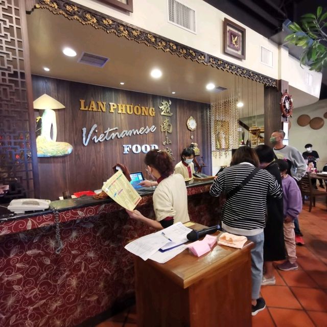 新北三芝超人氣美食推薦「越南小棧」……南洋風格的越南餐廳，CP值高，假日排隊名店