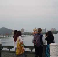 ศาลาคู่เสือมังกร ริมทะเลสาบดอกบัวในเกาสง