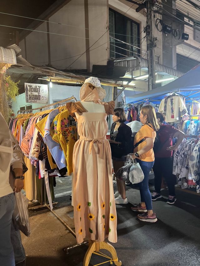 อัพเดต 2023 ไปชมถนนคนเดินวัวลายวันเสาร์ 🌟