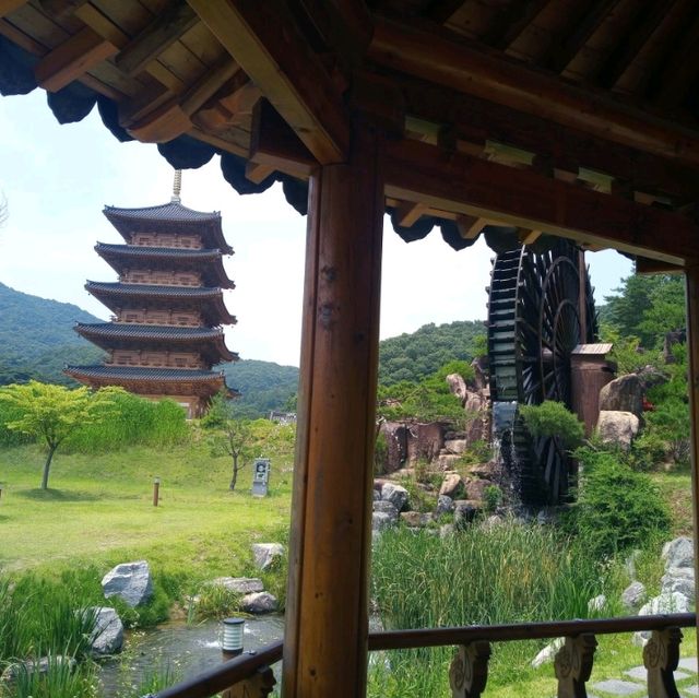무궁화공원과 김천시립박물관앞 사명대사공원 대형물레방아