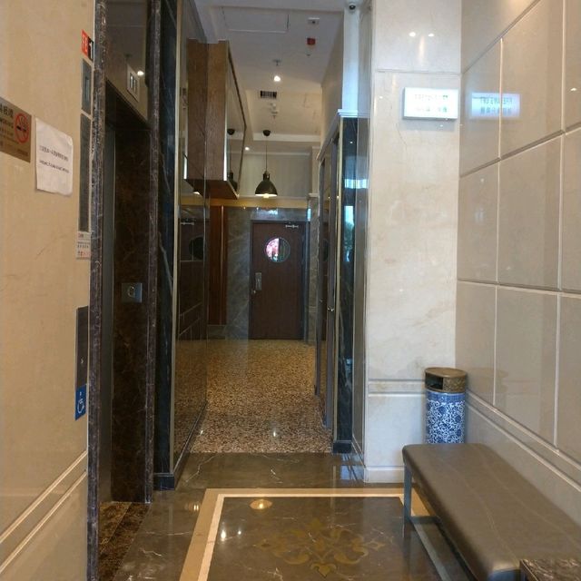 面對港澳碼頭的一梯兩伙懷舊酒店