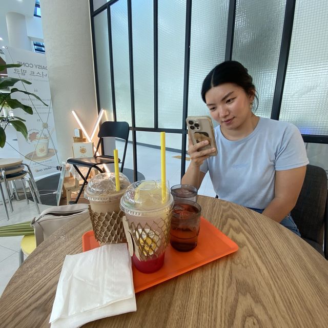 수목원 속 귀여운 노랑노랑 카페 ☕️ 🥰 