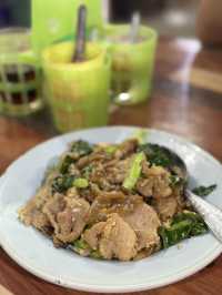ราดหน้าผัดซีอิ๋ว ริมน้ำจันทร์บูรณ์