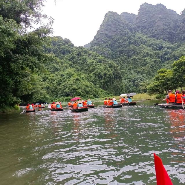 ล่องเรือฮาลองบก ลอดถ้ำชมวิว เวียดนาม