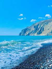 【サントリーニ島🇬🇷】のんびりバカンスに最高！絶景カマリビーチ🏖