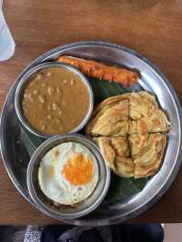 นั่งกินอาหารเข้าที่ Adeen yala