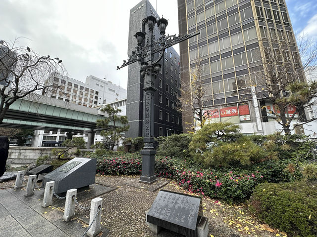 東京・日本橋。日本の国道の起点『元標の広場』