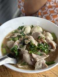 ร้านก๋วยเตี๋ยวหมูเลียง สะพานตรีรัตน์