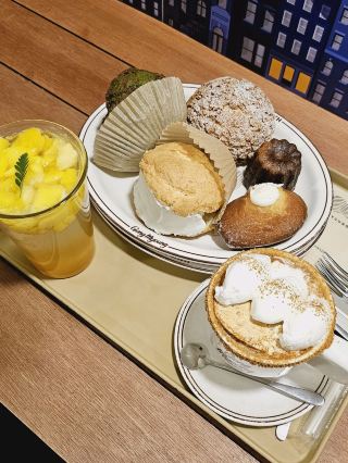 Кафе Hongdae Cafe Gongmyeong Hongdae Branch — популярное место, где можно полакомиться десертами, с элегантным интерьером.