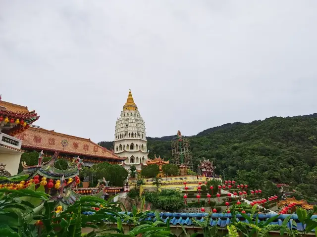 Tranquil Elevation to the Kek Lok Si temple
