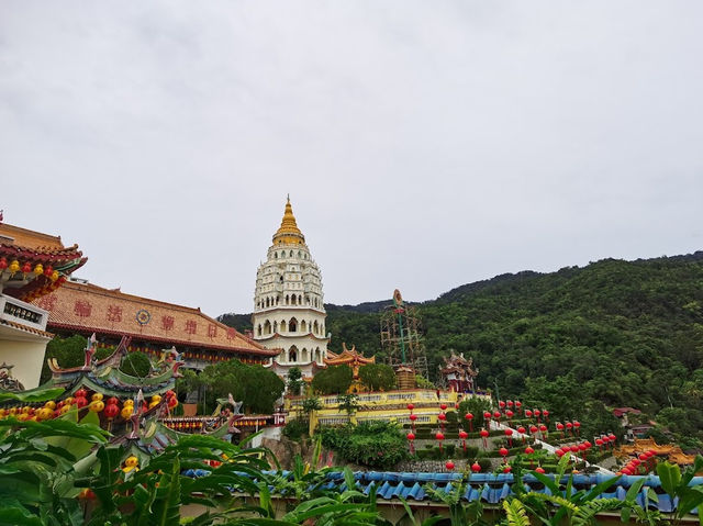 Tranquil Elevation to the Kek Lok Si temple