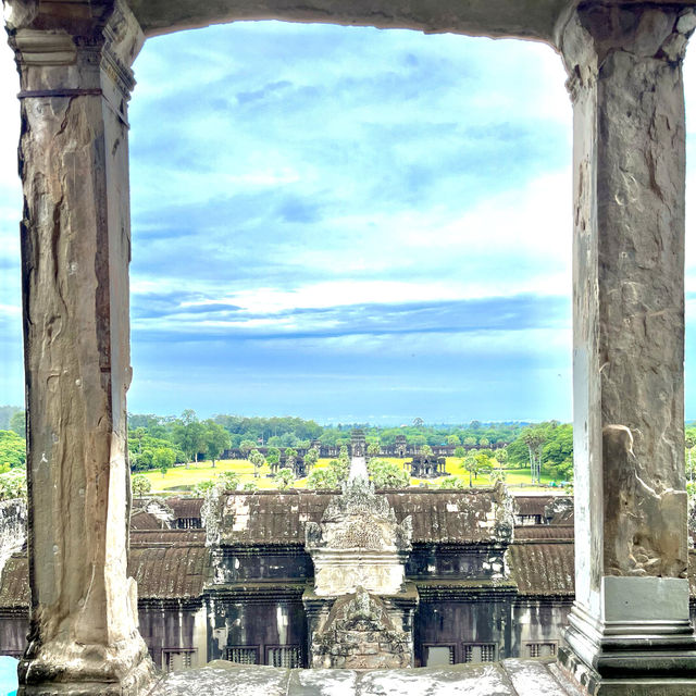 🥰 Witness the Breathtaking Sunrise at Angkor Wat! ✨