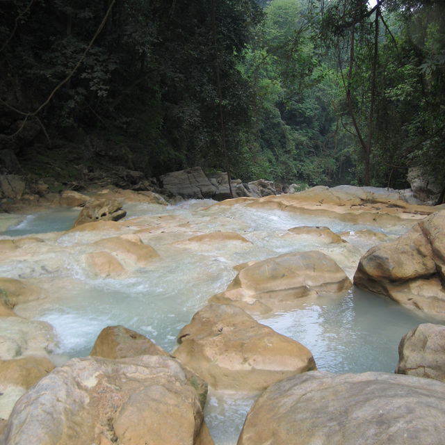น้ำตกก้อหลวง ลี้ จังหวัดลำพูน
