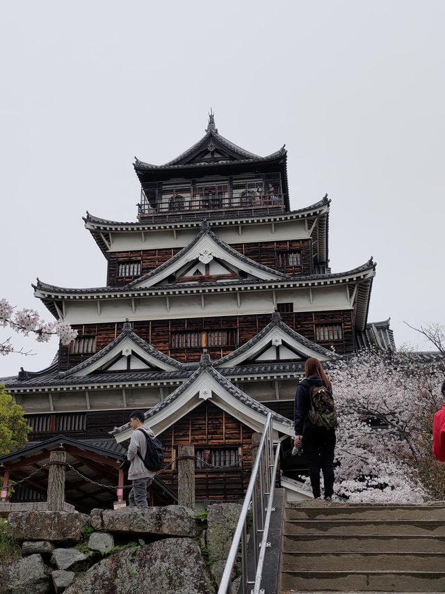 廣島景點|廣島城與廣島城美麗櫻花、日本百大名城