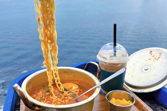 海を見ながら韓国ラーメン🇰🇷🍜 | Trip.com 釜山
