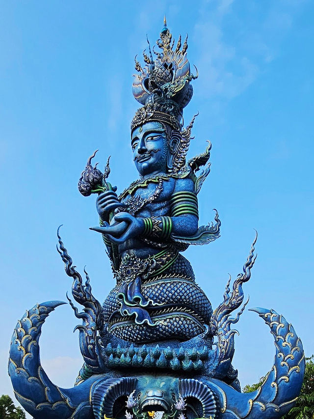 วัดร่องเสือเต้น วัดสีน้ำเงินแห่งเดียวในเชียงราย