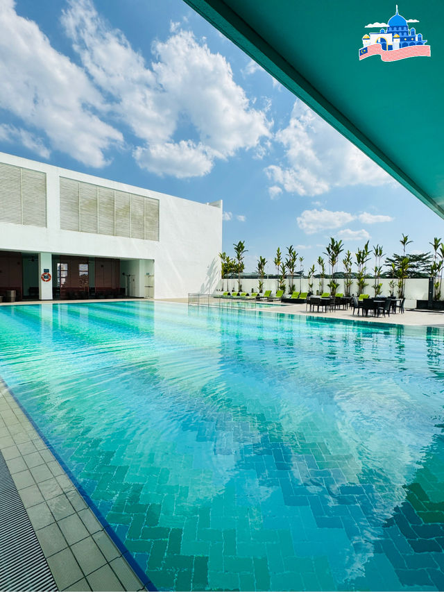 🇲🇾 Awesome swim at Pullman Kuching pool