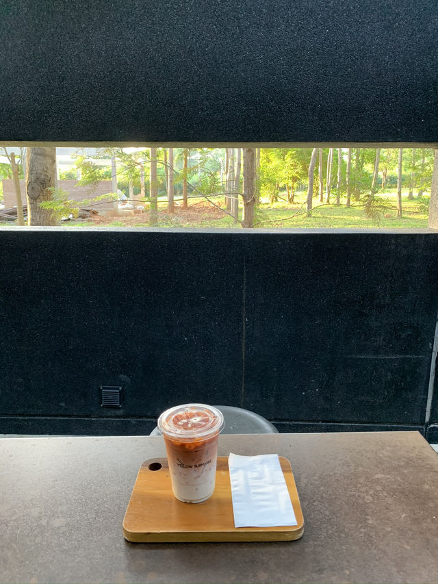 Yellow Submarine คาเฟ่ลอฟต์ ปูนเปลือย