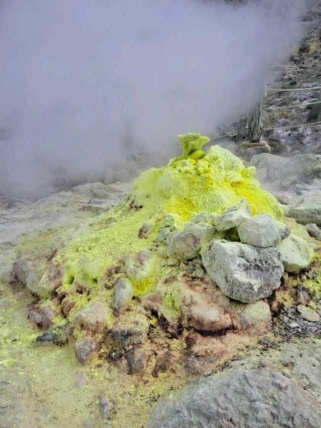 【硫黄山:北海道弟子屈町】日本で一番硫黄の噴出口まで近づける場所♪
