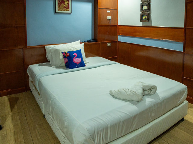 T.W.Seaview Hotel ท่าศาลา ที่พักดีราคาถูก