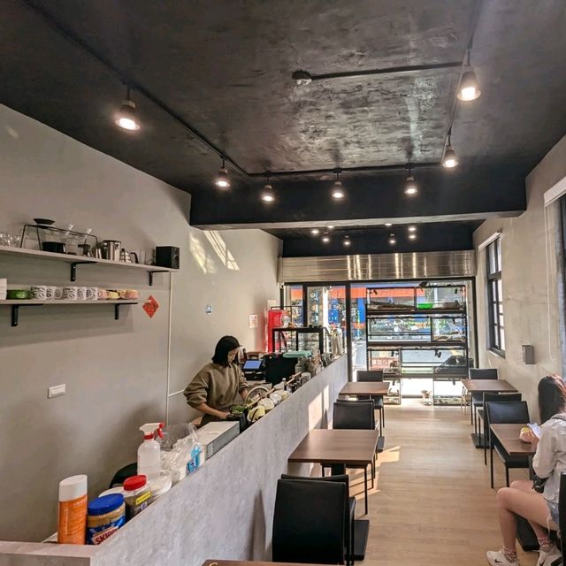 邊喝咖啡、邊抱蛇、邊摸象龜！超有趣的爬蟲友善店：爬寵咖啡