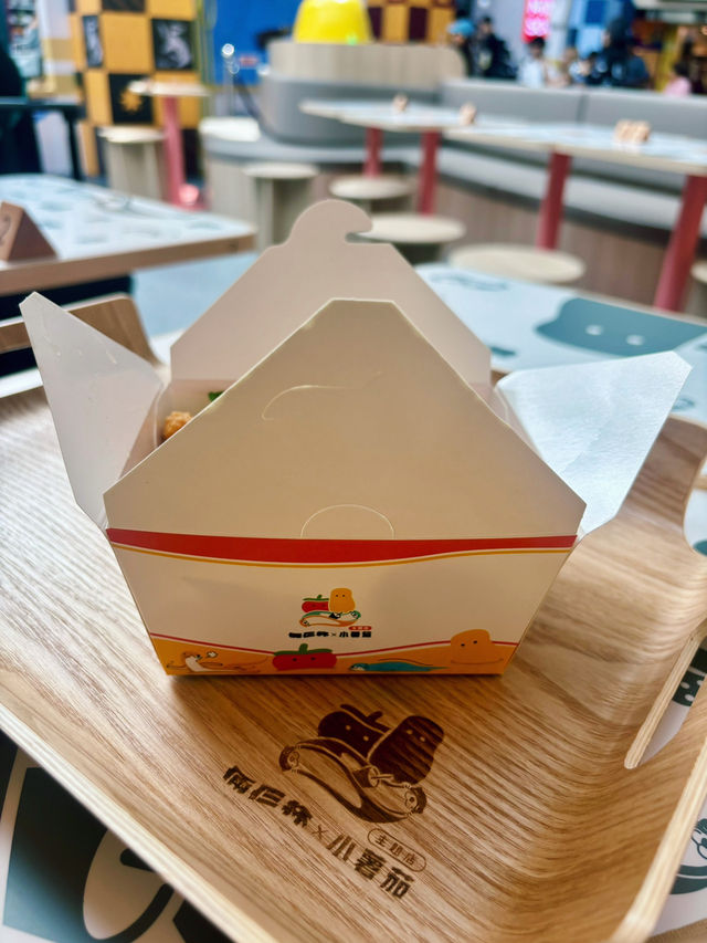 【旺角】倆仨杯 X 小薯茄 主題店:結合台式茶飲小食和人氣網絡媒體的元素 【旺角】倆仨杯 X 小薯茄 主題店:結合台式茶飲小食和人氣網絡媒體的元素