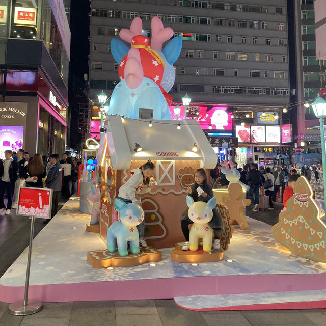 6米高既粉藍色小鹿好搶眼