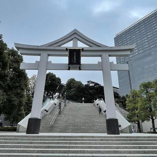 ศาลเจ้าฮิเอะที่มีเสาโทริอิเรียงรายอีกแห่งในโตเกียว