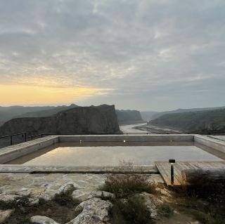 The First Bend of the Yellow River, Cliff Valley Spectacular Hotel