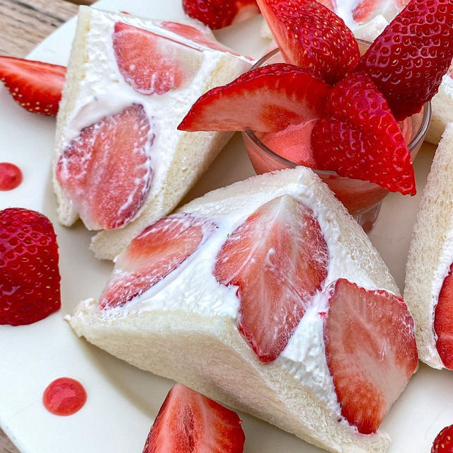 Flowery strawberry sandwich🍓