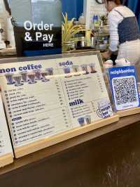 จิบกาแฟ พร้อมเล่นกับเจ้า 4 ขา ที่ Neighbor Dog
